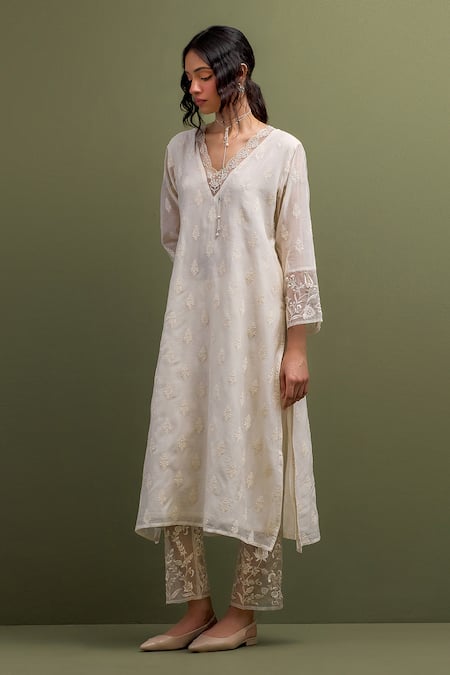 Anantaa by Roohi Ivory Mul Chanderi Embroidered Sequins Scallop-v Floral Thread Kurta With Pant 