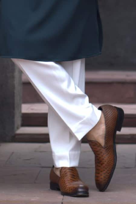 Courtyard By Abhi Ivory Silk Embroidery Bloom Jaal Bundi Kurta Set Online at Aza Fashions Courtyard By Abhi_Ivory Silk Embroidery Bloom Jaal Bundi Kurta Set _Online_at_Aza_Fashions