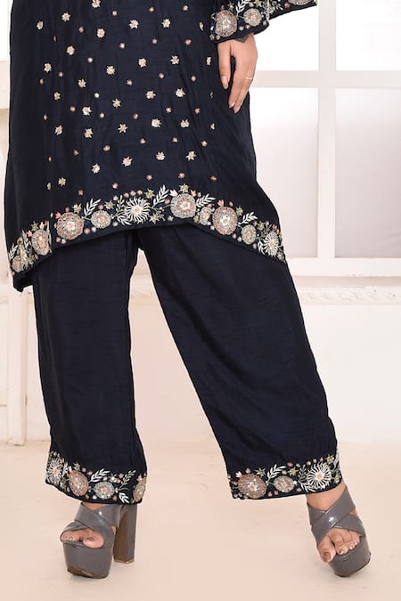 Amethyst_Blue Bamber Silk Embroidery Floral V Neck Hand Kurta With Pant _Online_at_Aza_Fashions