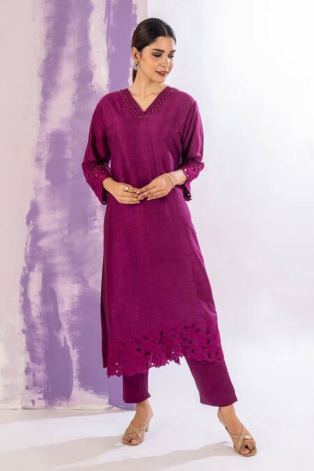 Amethyst_Pink Bamberg Silk V Neck Cutwork Hem Kurta Pant Set _Online_at_Aza_Fashions