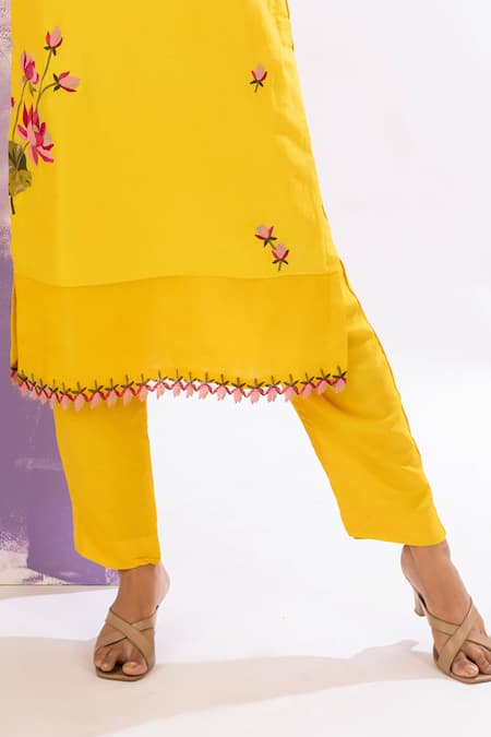 Buy Amethyst Yellow Chanderi, Bamboo Embroidery Split V-neck Floral Thread Kurta Pant Set Buy_Amethyst_Yellow Chanderi, Bamboo Embroidery Split V-neck Floral Thread Kurta Pant Set
