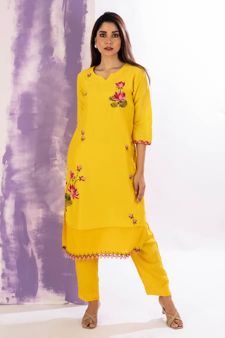 Shop Amethyst Yellow Chanderi, Bamboo Embroidery Split V-neck Floral Thread Kurta Pant Set Shop_Amethyst_Yellow Chanderi, Bamboo Embroidery Split V-neck Floral Thread Kurta Pant Set