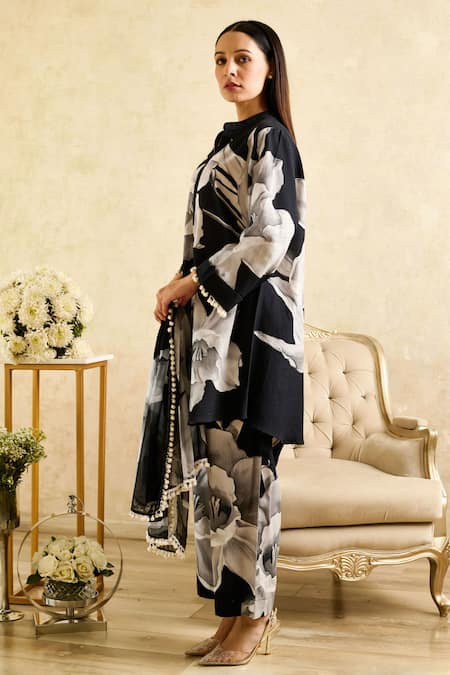 Shop Rainas Black Linen, Chiffon Lace Mandarin Collar Lily Flower Print Tunic Pant Set Shop_Rainas_Black Linen, Chiffon Lace Mandarin Collar Lily Flower Print Tunic Pant Set