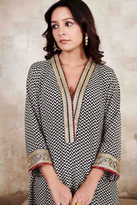 Shop_Rainas_Black Cotton, Silk Embroidery V-neck Chevron Vector Print Kurta Pant Set _at_Aza_Fashions