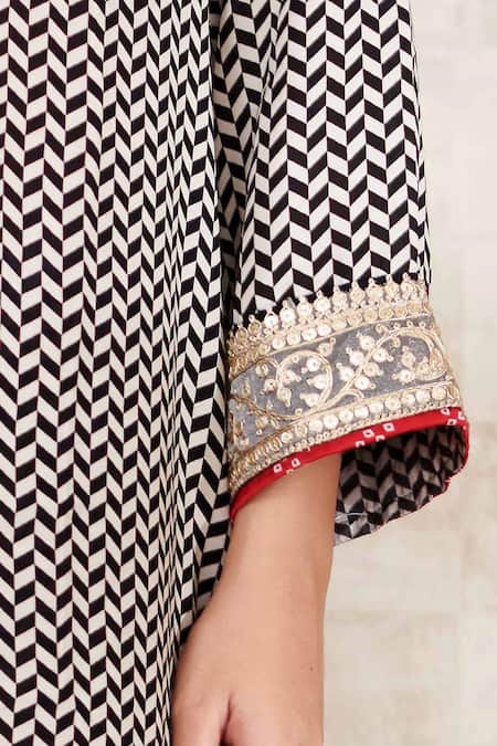 Rainas_Black Cotton, Silk Embroidery V-neck Chevron Vector Print Kurta Pant Set _Online_at_Aza_Fashions