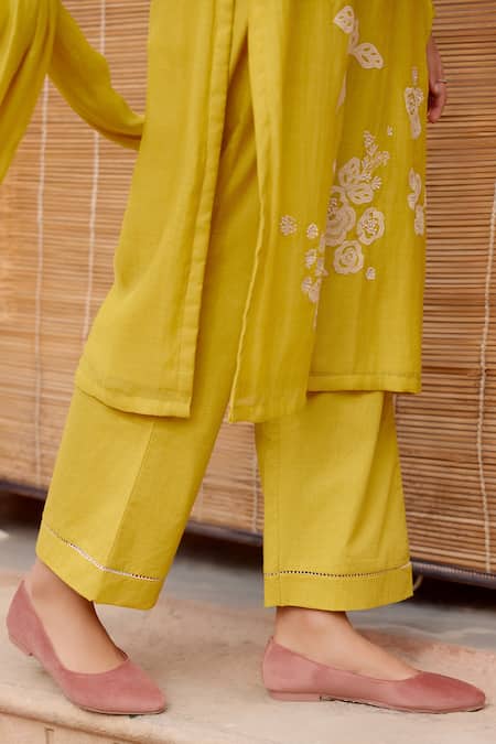Vaayu_Yellow Muslin Embroidery Round Neck Floral Applique Work Kurta Pant Set_at_Aza_Fashions