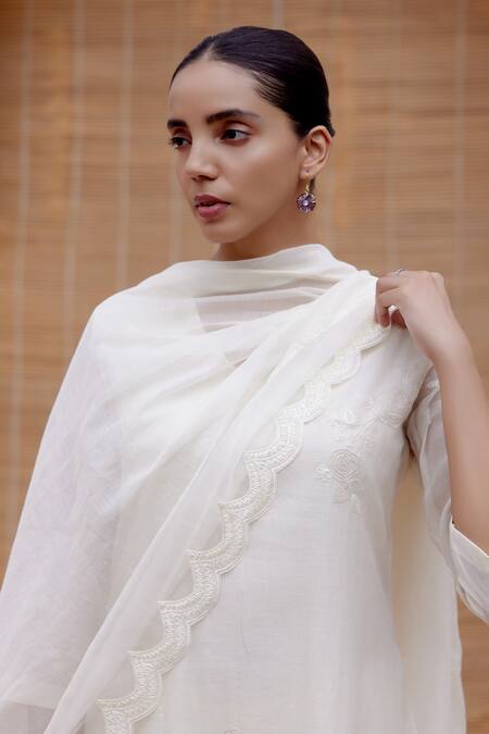 Shop Vaayu White Muslin, Cotton Embroidery Round Neck Swan Applique Work Kurta Pant Set Shop_Vaayu_White Muslin, Cotton Embroidery Round Neck Swan Applique Work Kurta Pant Set