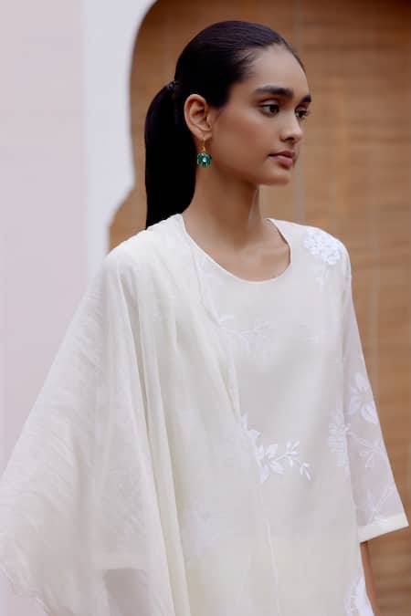 Buy Vaayu White Muslin Embroidery, Tassels Round Neck Floral Applique Kurta Pant Set Online at Aza Fashions Buy_Vaayu_White Muslin Embroidery, Tassels Round Neck Floral Applique Kurta Pant Set _Online_at_Aza_Fashions