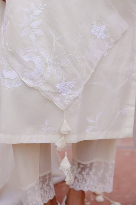 Vaayu White Muslin Embroidery, Tassels Round Neck Floral Applique Kurta Pant Set at Aza Fashions Vaayu_White Muslin Embroidery, Tassels Round Neck Floral Applique Kurta Pant Set _at_Aza_Fashions