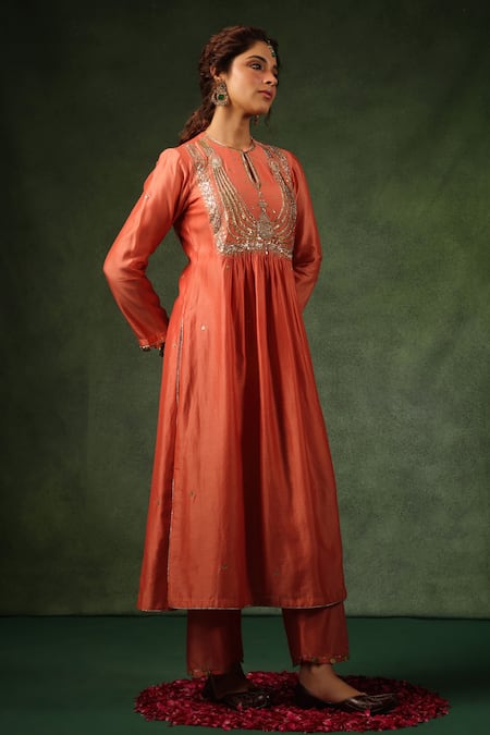 Buy_Label Niti Bothra_Peach Chanderi Silk Sequins, Zari Keyhole Zardozi Embroidered Kurta And Pant Set 
