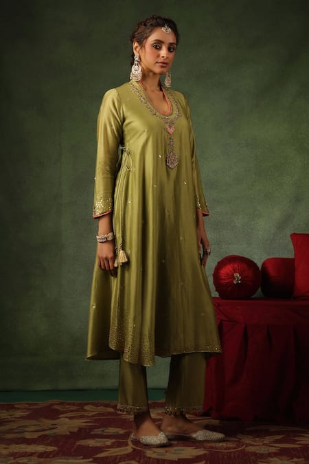 Label Niti Bothra_Green Chanderi Silk Sequins, Zari, Embroidery V-neck Zardozi And Kurta Set _Online_at_Aza_Fashions