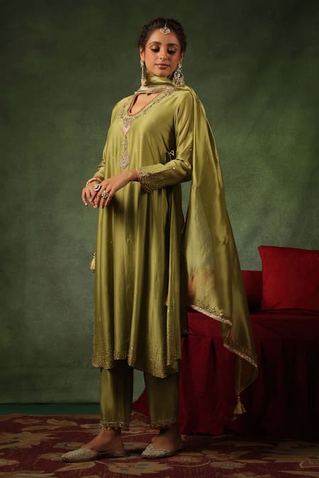 Label Niti Bothra_Green Chanderi Silk Sequins, Zari, Embroidery V-neck Zardozi And Kurta Set _at_Aza_Fashions
