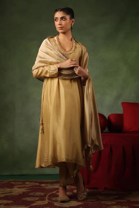 Buy_Label Niti Bothra_Gold Chanderi Silk Sequins, Zari, Embroidery Round Leaf Butta Kurta And Pant Set 