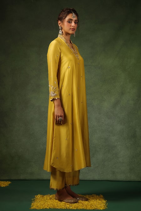 Buy_Label Niti Bothra_Yellow Chanderi Silk Zari, Sequins, Embroidery Zardozi And Kurta & Pant Set 