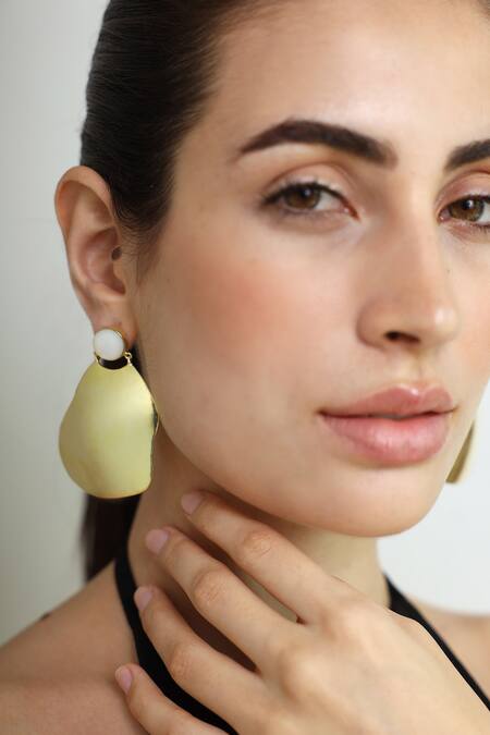 Varnika Arora_Gold Plated Pearls Dew Drop Top Earrings _Online_at_Aza_Fashions