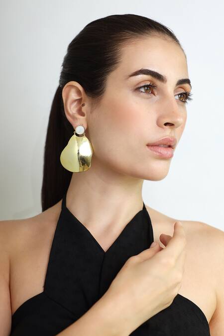 Buy_Varnika Arora_Gold Plated Pearls Dew Drop Top Earrings _Online_at_Aza_Fashions