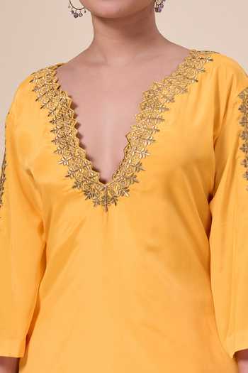 Khwaab By Sanjana Lakhani_Yellow Crepe Embroidery Plunge Neck Zari Border Kurta With Pant _at_Aza_Fashions