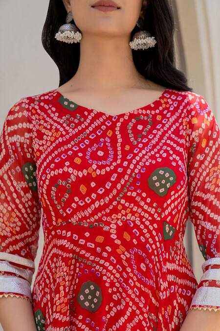 Suti Kapda_Red Chiffon Gota Patti Round Neck Bandhej Pattern Anarkali Pant Set _at_Aza_Fashions
