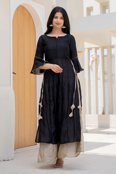 SUTI KAPDA Panelled Kurta With Pant 