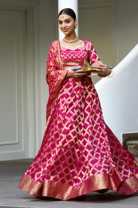 Buy_Suti Kapda_Pink Silk, Brocade Embroidery, Zari Sweetheart Neck Banarasi Woven Lehenga Set 