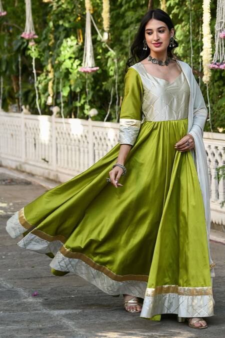 Suti Kapda_Green Taffeta, Chiffon Lace V-neck Colourblock Panel Anarkali With Dupatta_at_Aza_Fashions