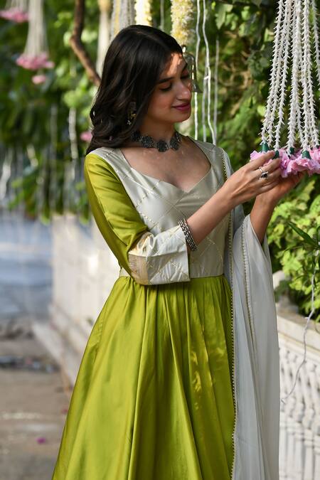Buy_Suti Kapda_Green Taffeta, Chiffon Lace V-neck Colourblock Panel Anarkali With Dupatta