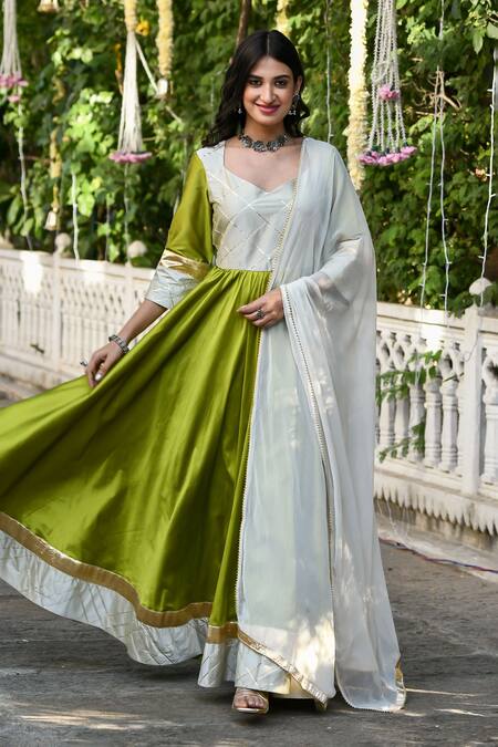 Shop_Suti Kapda_Green Taffeta, Chiffon Lace V-neck Colourblock Panel Anarkali With Dupatta