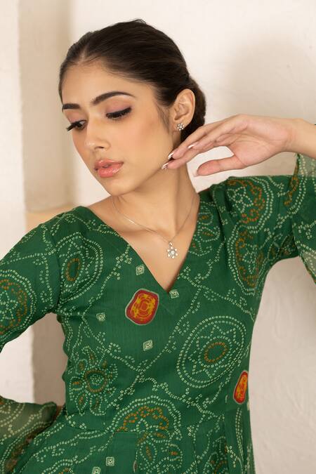 Buy_Suti Kapda_Green Chiffon Embroidery V-neck Bandhani Pattern Gown _Online_at_Aza_Fashions