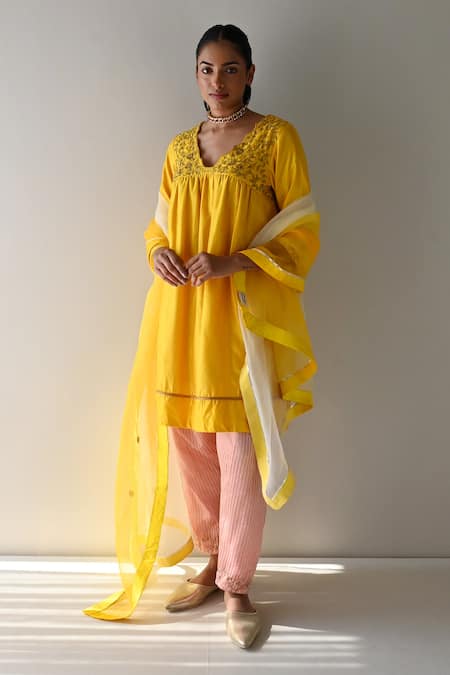 Shorshe Clothing Yellow Organza Lace Trim Flower Patch Detailed Ombre Dupatta 