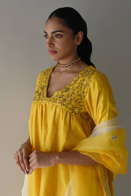 Shorshe Clothing_Yellow Organza Lace, Embroidery Flower Patch Detailed Ombre Dupatta _Online_at_Aza_Fashions