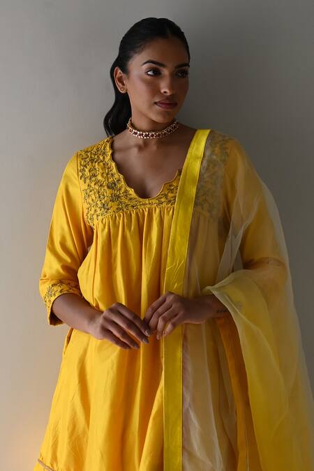 Buy_Shorshe Clothing_Yellow Organza Lace, Embroidery Flower Patch Detailed Ombre Dupatta _Online_at_Aza_Fashions