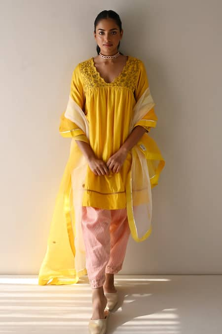 Shorshe Clothing Yellow Kurta Pure Silk Embroidery Zardozi Scallop V Neck And Salwar Set 