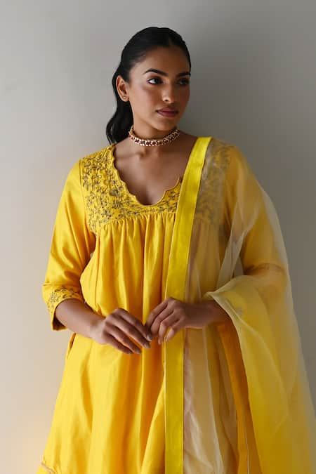 Shorshe Clothing Yellow Kurta Pure Silk Embroidery Zardozi Scallop V Neck And Salwar Set  3