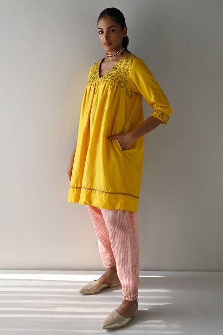 Shorshe Clothing Yellow Kurta Pure Silk Embroidery Zardozi Scallop V Neck And Salwar Set  5