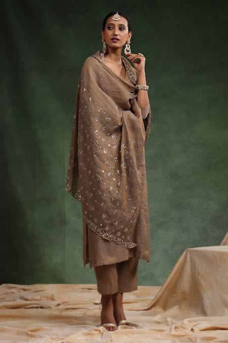 Charu Makkar_Brown Chanderi Embroidery V-neck Brick-o-la Solid Straight Kurta Pant Set _Online_at_Aza_Fashions
