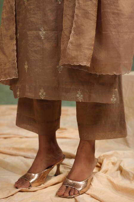 Buy_Charu Makkar_Brown Tissue, Chanderi Sequins, Embroidery V-neck Fall In Love Kurta Pant Set 
