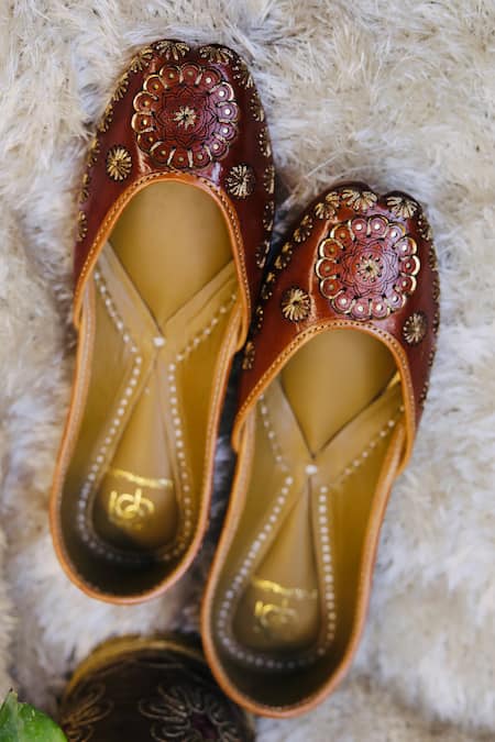 Loryphilory Brunette Floral Embroidered Juttis 