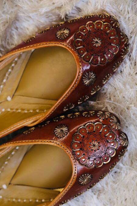 Loryphilory_Brown Brunette Floral Embroidered Juttis _Online_at_Aza_Fashions