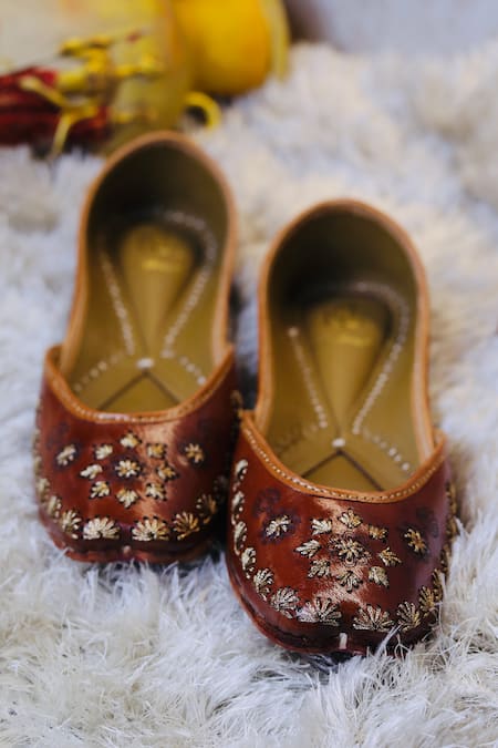 Loryphilory Floral Embroidered Juttis 