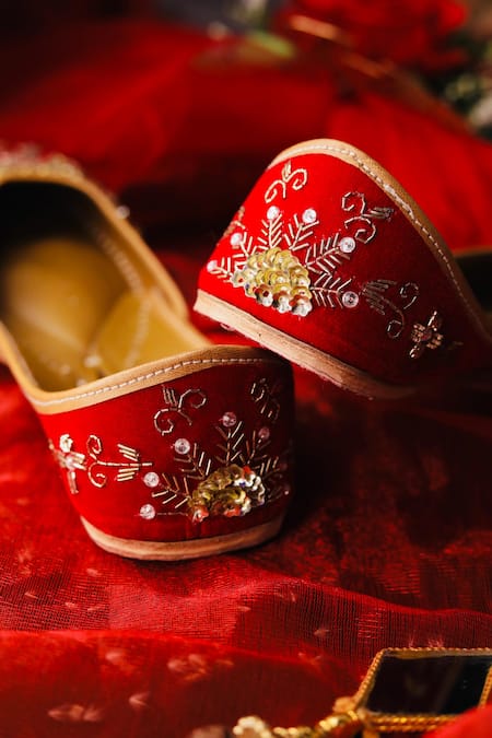 Buy_Loryphilory_Gold Lalari Zardozi Embroidered Juttis _Online_at_Aza_Fashions