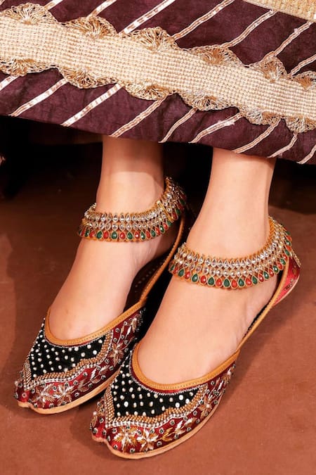 Loryphilory Maharani Floral Embroidered Juttis 