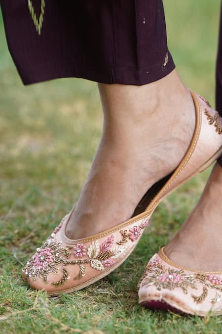 Loryphilory Rafia Floral Sequin Embroidered Juttis 