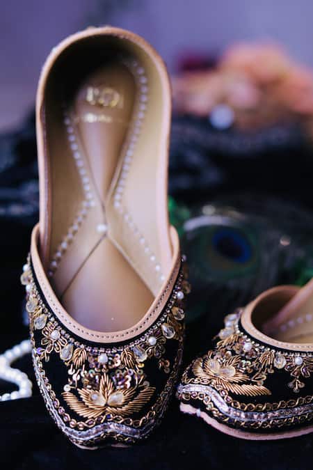 Loryphilory_Black Floral Zardozi Embroidered Juttis _Online_at_Aza_Fashions