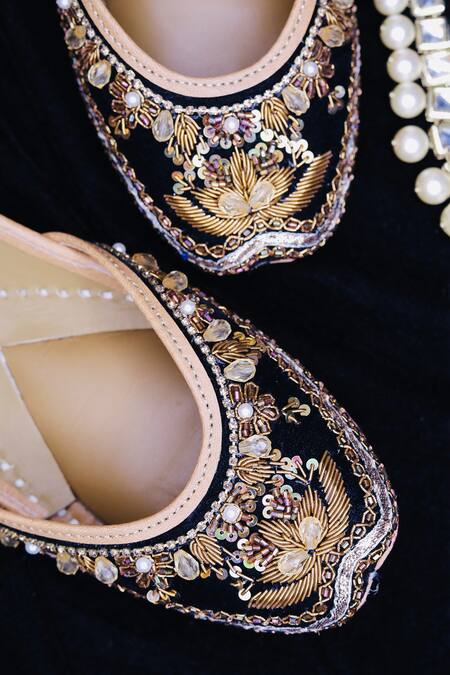 Buy_Loryphilory_Black Floral Zardozi Embroidered Juttis _Online_at_Aza_Fashions