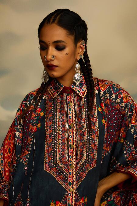 Rajdeep Ranawat_Grey Silk Embroidery Bandeau Neck Kamara Bloom Mural Print And Tunic _at_Aza_Fashions