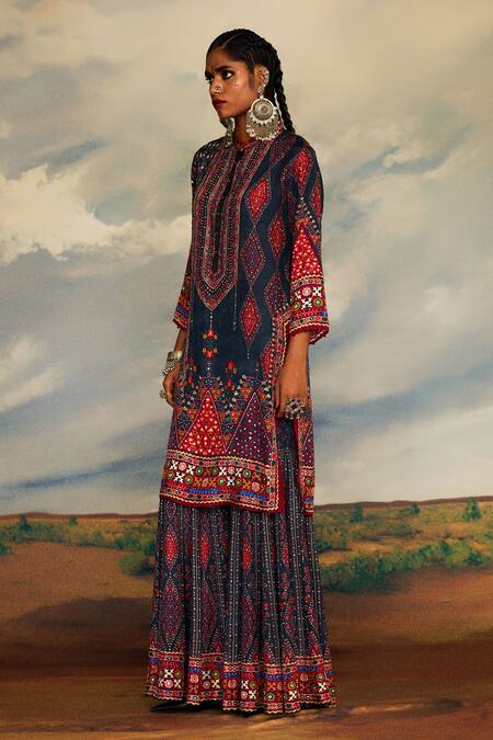 Rajdeep Ranawat Grey Silk Mirrors, Embroidery Bandeau Neck Radha Printed Straight Kurta at Aza Fashions Rajdeep Ranawat_Grey Silk Mirrors, Embroidery Bandeau Neck Radha Printed Straight Kurta _at_Aza_Fashions