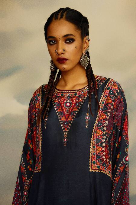 Shop Rajdeep Ranawat Grey Silk Mirrors, Embroidery Boat Neck Amelia Tribal Print Kurta Shop_Rajdeep Ranawat_Grey Silk Mirrors, Embroidery Boat Neck Amelia Tribal Print Kurta