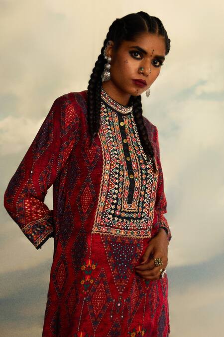 Buy_Rajdeep Ranawat_Red Silk Embroidery Bandeau Neck Champa Abstract Print Kurta 
