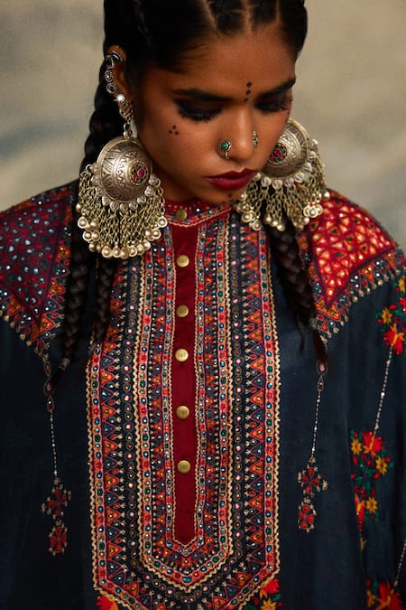 Buy_Rajdeep Ranawat_Grey Silk Beads, Embroidery Bandeau Neck Tribal Print Short Kaftan 
