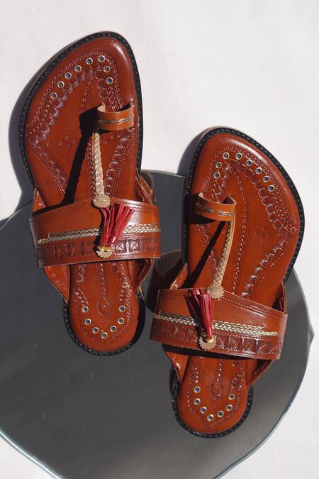Shradha Hedau Footwear Couture Brown Tassels, Fringe Bhuvit Braided Tribe Kolhapuri Toe Sandals Online at Aza Fashions Shradha Hedau Footwear Couture_Brown Tassels, Fringe Bhuvit Braided Tribe Kolhapuri Toe Sandals _Online_at_Aza_Fashions